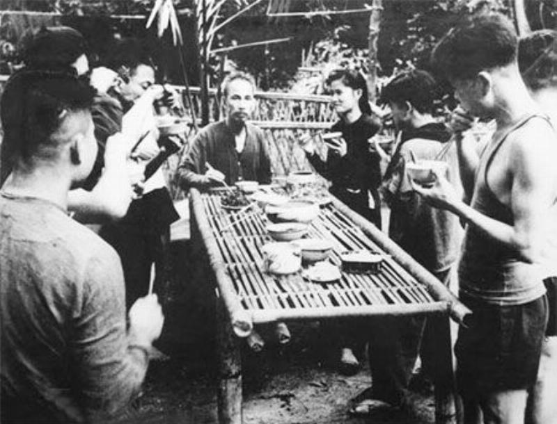 Hình ảnh minh họa cuộc sống giản dị, có thể là một bữa cơm đạm bạc nhưng ấm cúng, hoặc hình ảnh tiết kiệm tài nguyên (như tắt điện), liên kết với bài học từ thơ Bác Hồ.